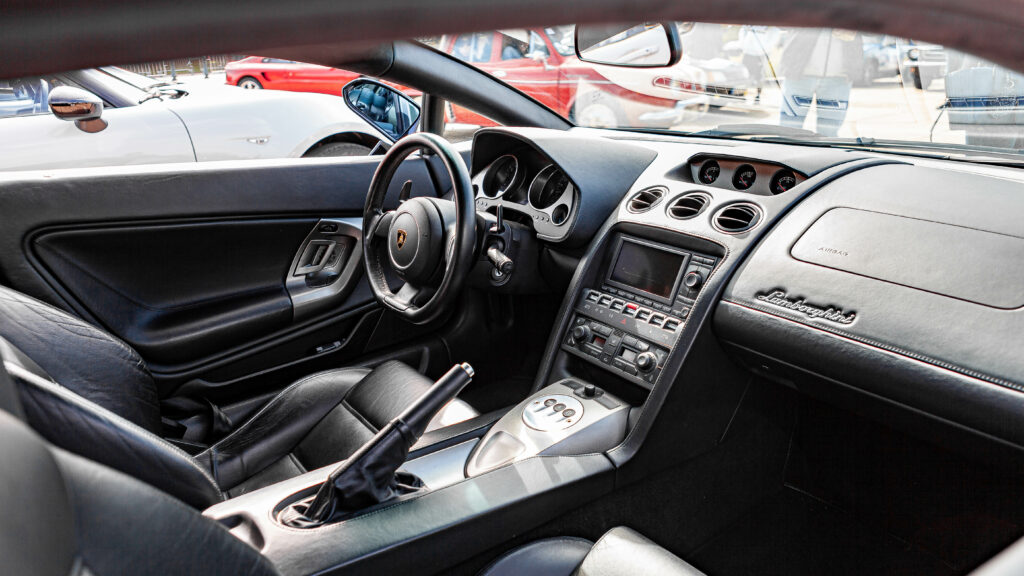 photo de l'interieur de la Lamborghini Gallardo Nera sur cars of the legend 