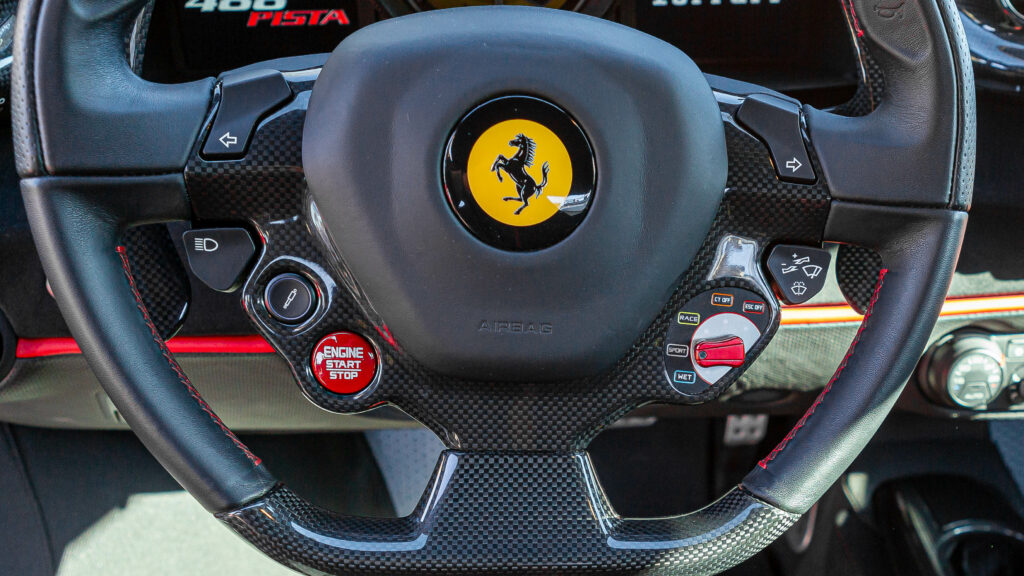 volant Ferrari 488 Pista en photo sur cars of the legend