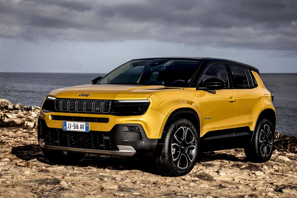 La Jeep Avenger, première Jeep 100 % électrique, fait ses débuts sur les routes européennes. The Jeep Avenger, the first 100% electric Jeep, makes its debut on European roads.