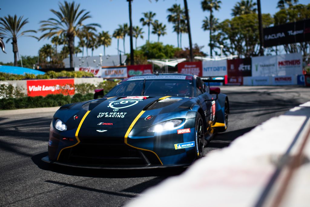 Aston Martin au grand prix avec Heart of Racing ont mis la Vantage sur la tribune au Grand Prix de Long Beach