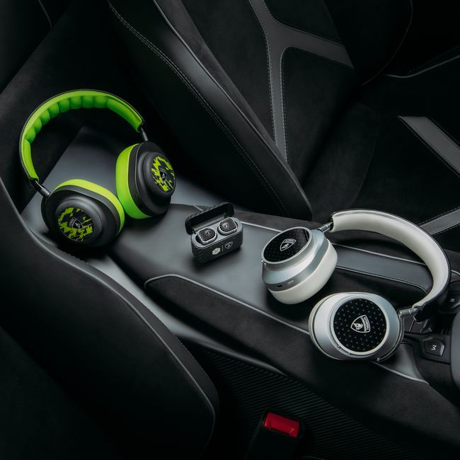 Lamborghini et Master and Dynamic, le leader de la marque new-yorkaise dans le monde des appareils audio haut de gamme, créent une troisième collection co-marquée d’écouteurs et d’écouteurs. La gamme de produits comprend plusieurs modèles d'écouteurs sans fil haut de gamme avec des caractéristiques avancées, dont les MW75 dotés d'une annulation active de bruit, les MG20 conçus spécialement pour les jeux vidéo, ainsi que les MG20 Sport True Wireless, idéals pour les activités sportives. Tous les produits sont intégrés avec des éléments de conception d'Automobili Lamborghini pour offrir une expérience audio immersive de qualité supérieure. Jonathan Levine, fondateur et PDG de Master and Dynamic annonce: « Notre nouvelle collection avec Lamborghini célèbre et met en lumière l'ADN audacieux de la marque des super voitures de sport. Le casque de jeu noir et vert MG20 me rappelle la première Lamborghini Huracon que j'ai vue et est parfait pour un casque de haute performance. L'élégante écouteurs sans fil en noir, blanc et argent MW08 et les écouteurs ANC MW75 rendent hommage à l'élégance et au plaisir de conduire des super voitures de sport Lamborghini ». Leur troisième projet conjoint implique la création de modèles d'écouteurs sans fil haut de gamme personnalisés, dont les MW75 avec annulation active de bruit et les MW08 Sport True Wireless, qui reflètent le style audacieux d'Automobili Lamborghini avec l'emblématique "Y" gravé sur les plaques de verre. Les écouteurs sans fil MG20 Gaming arborent quant à eux un motif graphique en nuances de Shock Green, couleur distinctive des voitures de sport haut de gamme, et sont confectionnés avec du cuir et du verre frontal en saphir pour une esthétique raffinée. Les écouteurs sans fil MW75 sont équipés d'une fonctionnalité d'annulation active de bruit adaptatif, qui ajuste automatiquement le niveau d'annulation du bruit ambiant pour offrir une expérience d'écoute inégalée. Ces écouteurs haut de gamme sont fabriqués avec des matériaux de qualité supérieure tels que l'aluminium, le cuir et le verre trempé, ce qui les rend idéaux pour une utilisation régulière et prolongée. Le MG20 est le premier véritable casque de jeu haut de gamme, doté d'un microphone détachable et d'un système de communication interne alternatif, qui garantit une qualité sonore exceptionnelle pendant le jeu et les déplacements. Ce casque de jeu sans fil est construit en magnésium et équipé d'un adaptateur à faible latence, pour offrir une expérience de jeu ultime. Avec ses caractéristiques avancées, le MG20 Wireless Gaming redéfinit les normes pour les configurations de jeu. Les écouteurs sans fil MW08 Sport True offrent une qualité sonore exceptionnelle sans aucune distorsion, ainsi qu'une autonomie longue durée grâce à leur boîtier de charge Kevlar, qui permet jusqu'à 42 heures d'utilisation. Ces écouteurs sont conçus pour offrir des performances sonores ininterrompues, même lors d'activités sportives intenses. La collection Master and Dynamic pour Automobili Lamborghini est disponible à l'achat sur la boutique en ligne de Master and Dynamic, sur le site lamborghinistore.com ainsi que dans le magasin phare de Sant’Agata Bolognese. Les clients peuvent profiter d'une expérience d'achat sans faille, en achetant ces produits haut de gamme dans l'un des magasins de la marque ou en ligne. À propos de Maître et Dynamique Master and Dynamic est une marque qui accorde une grande importance au design et aux détails, et qui s'engage à créer des produits audio de qualité exceptionnelle, à la fois magnifiquement conçus et techniquement sophistiqués, pour aider les utilisateurs à se concentrer, à s'inspirer et à se transporter. Depuis son lancement en 2014, cette marque audio haut de gamme basée à New York a sorti plusieurs produits primés, allant des écouteurs câblés et sans fil à des haut-parleurs sans fil. Master and Dynamic est reconnue pour son engagement envers l'innovation et la qualité de ses produits, et continue de redéfinir les normes de l'industrie. Les produits de Master and Dynamic sont conçus pour être modernes et intemporels, avec une utilisation exclusive des matériaux les plus fins et une conception axée sur la durabilité, créant ainsi l'équilibre parfait entre l'esthétique, la résistance, le confort et le son exceptionnel. La marque croit que la maîtrise est une exploration sans fin qui nécessite une approche dynamique, et a ainsi collaboré avec des marques de luxe de premier plan, telles que Louis Vuitton, ainsi qu'avec l'architecte de renommée mondiale Sir David Adjaye. Pour découvrir l'ensemble de la collection, rendez-vous sur le site web de Master and Dynamic : www.masterdynamic.com .