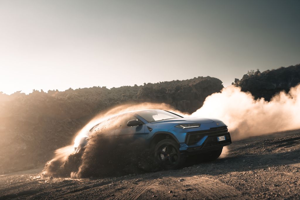 Lamborghini Urus S covers all terrains in Taormina