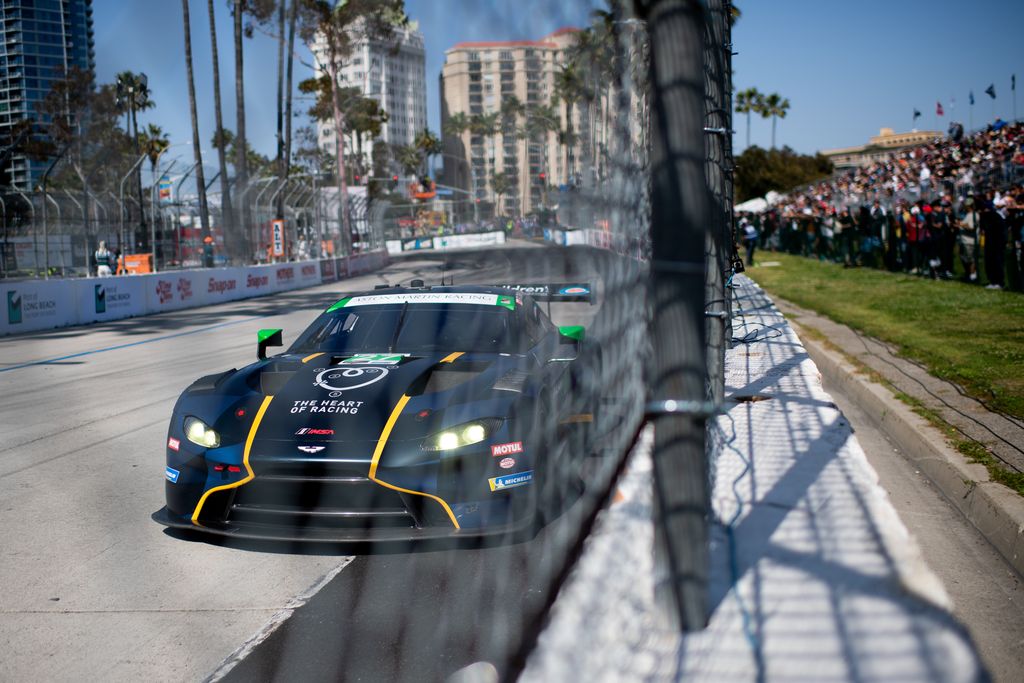 Aston Martin au grand prix avec Heart of Racing ont mis la Vantage sur la tribune au Grand Prix de Long Beach