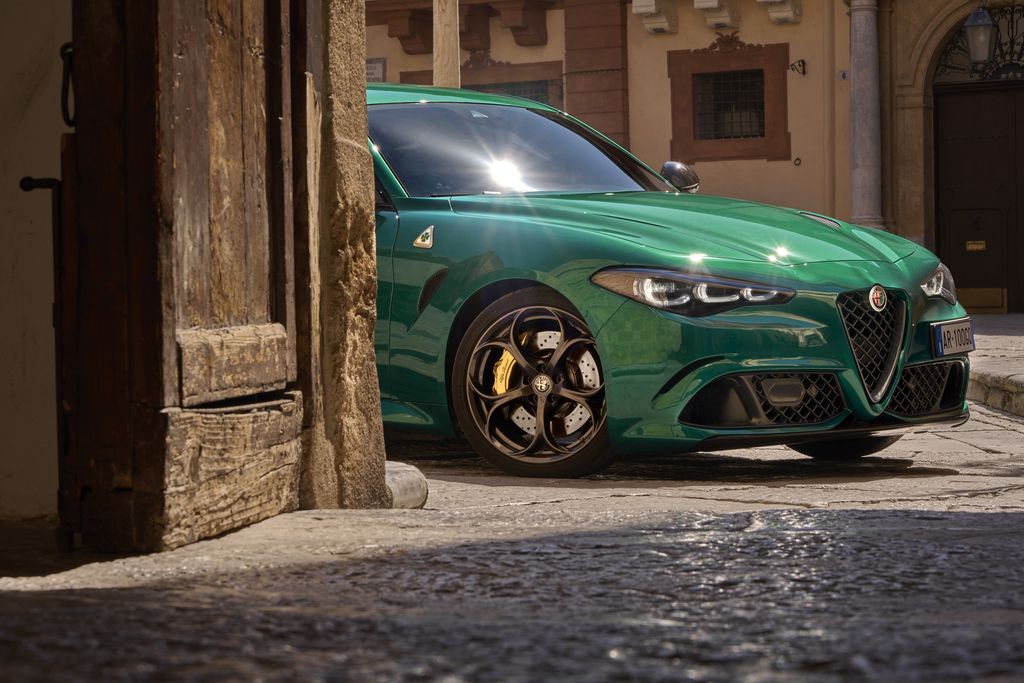 Nouvelle Giulia et nouveau Stelvio " Quadrifoglio 100° Anniversario " la légende depuis 1923 .