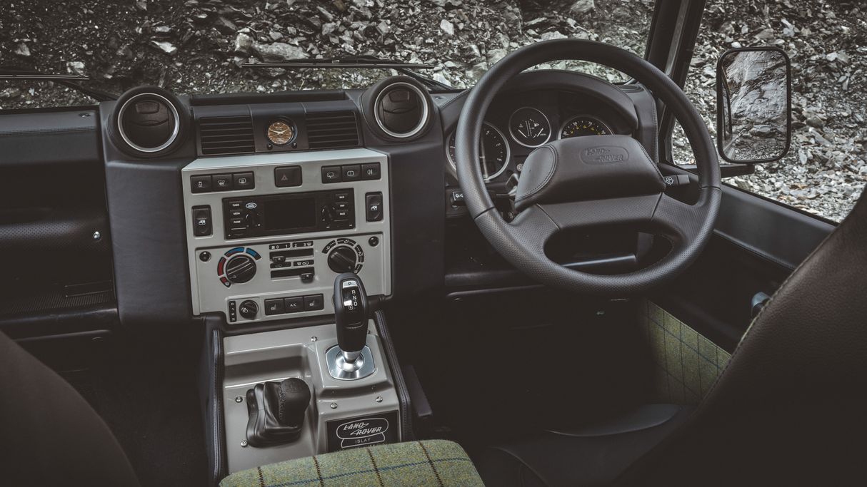 LAND ROVER CLASSIC Présente le CLASSIC DEFENDER WORKS V8 ISLAY EDITION