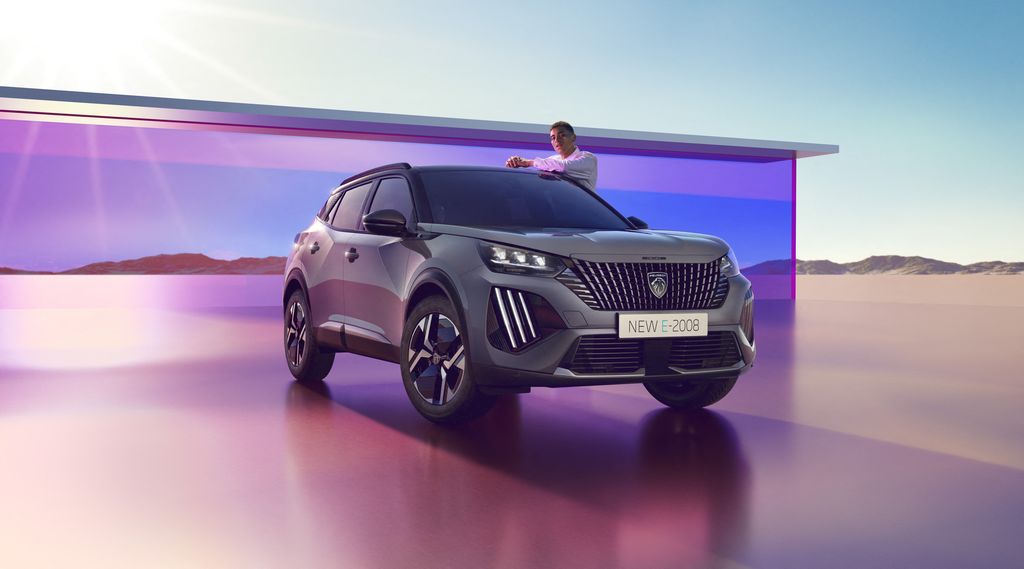 NOUVEAU PEUGEOT 2008, le SUV impertinent et agile, affiche son renouveau design et ses nouvelles performances électriques jusqu’à 406 km d’autonomie.