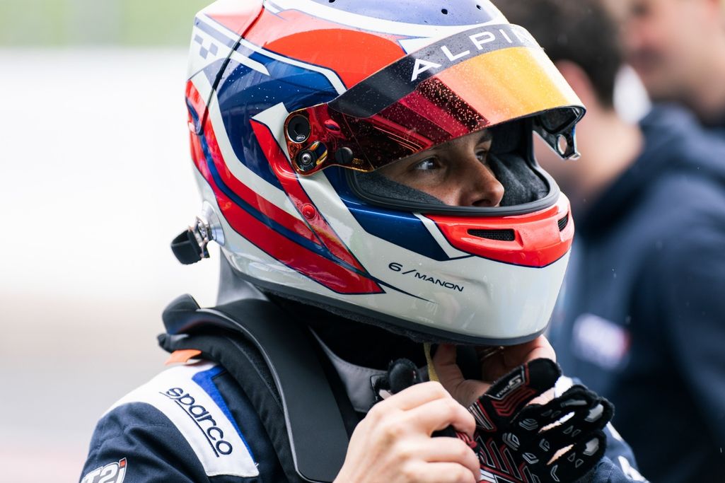 Alpine renforce son engagement dans la deuxième édition du GP Explorer en devenant partenaire principal de deux écuries. L’écurie Alpine, composée des Youtubeurs Djilsi et Theodort, sera coachée par Pierre Gasly. Tandis qu’Esteban Ocon accompagnera le duo Manon Lanza et Depielo de l’écurie Racers by Alpine. Alpine soutient également l’écurie Le Mouv composée d’AnaOnAir et Maxime Biaggi en tant que partenaire constructeur. Le 9 septembre, 24 streameurs et vidéastes web français - répartis en 12 équipes - s’affronteront sur le circuit Bugatti du Mans. GP Explorer 2 : l’évènement hors norme du sport automobile Face au succès de la première édition, Squeezie donne rendez-vous à 60 000 fans, le 9 septembre prochain, pour assister à la folle course de Formule 4. Au volant, 24 créateurs de contenus concourront par équipe de 2, sur le célèbre circuit Bugatti du Mans. Parmi eux, 12 y participeront pour la première fois. Depuis février, tous les pilotes sont coachés par Pierre Sancinena, champion du monde GT4 avec Alpine en 2018, et mandaté par la FFSA pour l’occasion. « Après une première édition incroyable, nous sommes ravis de participer à nouveau au GP Explorer. Cette course unique au monde fédère des communautés jeunes et d’horizons divers, pour les initier au sport automobile, domaine dans lequel Alpine s’investit pleinement depuis sa création. C’est avec beaucoup d’enthousiasme que nous suivrons le parcours de ces trois équipes, de leur préparation jusqu’à la course. » explique Laurent Rossi, CEO Alpine. « Alpine nous fait l’honneur de nous suivre dans ce GP saison 2. Ils nous avaient accompagné sur le GP explorer saison 1, ce qui avait été un honneur qu’ils nous fassent confiance. Ils avaient décidé de nous soutenir, nous, des gros noobs de l’automobile, alors que c’est une marque historique, extraordinaire, qui plus est une écurie de Formule 1. Donc merci beaucoup Alpine d’être à nouveau sur ce GP Explorer 2. » explique Squeezie lors de son live de présentation. En commentant les livrées : « Leurs deux voitures font partie des plus belles, on est d’accord ? L’identité Alpine est superbe, est-ce qu’on est influencés parce qu’on la voit en F1 tous les dimanches ? Peut-être… Même moi je suis jaloux… ». Alpine défend ses couleurs au GP Explorer 2 Les Youtubeurs Djilsi et Theodort formeront l’écurie Alpine. Pierre Gasly, pilote BWT F1 Team, endossera le rôle de « Team Principal » pour les aider dans leur préparation. Djilsi se distingue dans le monde du divertissement par ses vidéos d’aventures. Theodort propose un contenu varié entre parodies, émissions et vlogs. A eux deux, ils repoussent leurs limites et se démarquent par leur ambition et leur état d’esprit que l’on retrouve dans le sport automobile. https://www.youtube.com/@Djilsi https://www.youtube.com/@theodortytb L’écurie Racers by Alpine d’Esteban Ocon, pilote BWT F1 Team, sera composée de Manon Lanza et Depielo : deux « try harder » au fort esprit de compétition. Manon prône le dépassement de soi et la promotion des femmes dans les sports extrêmes : skate, surf, snowboard et pilotage. Fan inconditionnel de sport automobile, Depielo cherche à rendre cette discipline accessible à tous. Adeptes de BWT Alpine F1 Team, ils ont eu l’occasion d’essayer une Formule 1 au Castellet en septembre 2022. https://www.instagram.com/allonsrider/ https://www.youtube.com/@DepieloF1 Alpine encourage l’écurie de son ambassadrice AnaOnAir comme partenaire constructeur La marque tricolore s’associe au duo AnaOnAir et Maxime Biaggi qui courra sous les couleurs de Mouv’ Radio. AnaOnAir est l’ambassadrice E-Sport d’Alpine. Elle propose un contenu spécialisé dans le simracing et réalisera son rêve de circuit au GP Explorer 2. Maxime Biaggi est connu principalement pour son émission « Zen » et son ton décalé. https://www.instagram.com/anastasialps/ https://www.youtube.com/@MaximeBiaggi